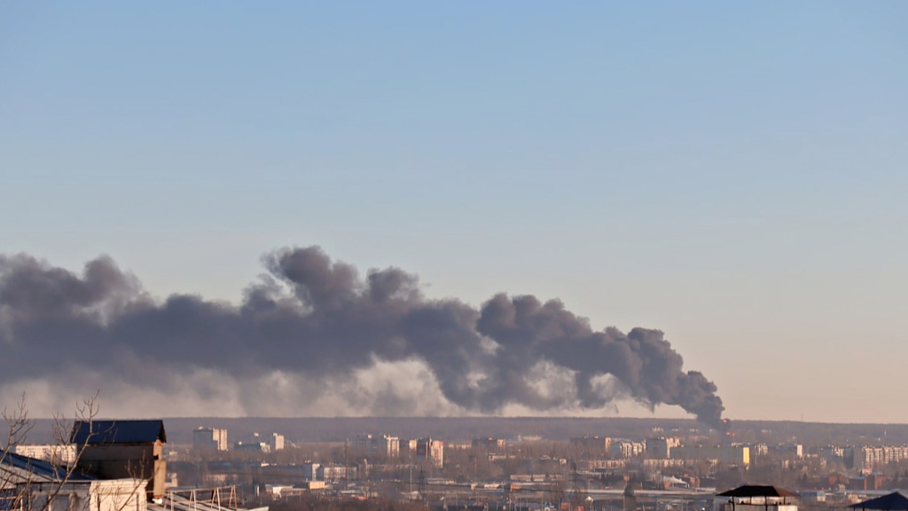 Ataque con drones incendia tanque de petróleo en aeródromo de Kursk