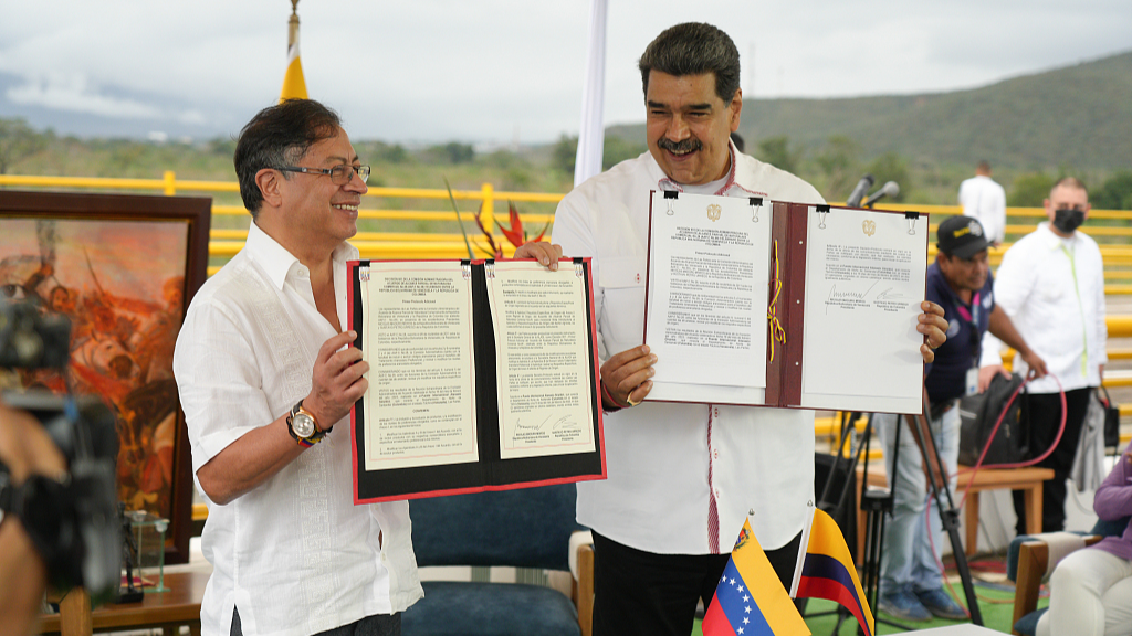 Petro Y Maduro Celebran El Fortalecimiento De Los Lazos Comerciales