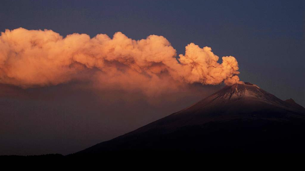 Volcán Popocatépetl emite fumarola y provoca suspensión operaciones en