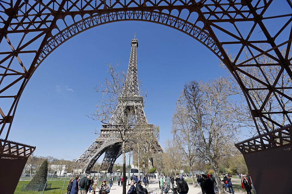 Francia: instalan pequeña réplica de la torre Eiffel a pocos metros de la  estructura original, Eiffela, MUNDO