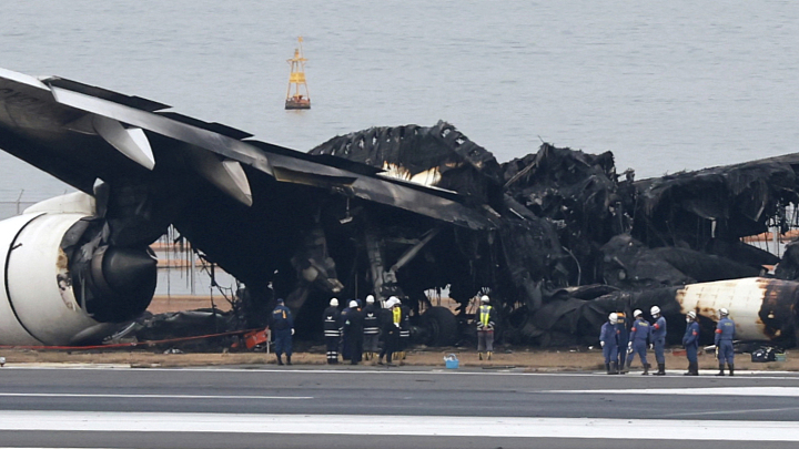 Avión de Guardia Costera de Japón sin autorización para entrar en pista antes de colisionar