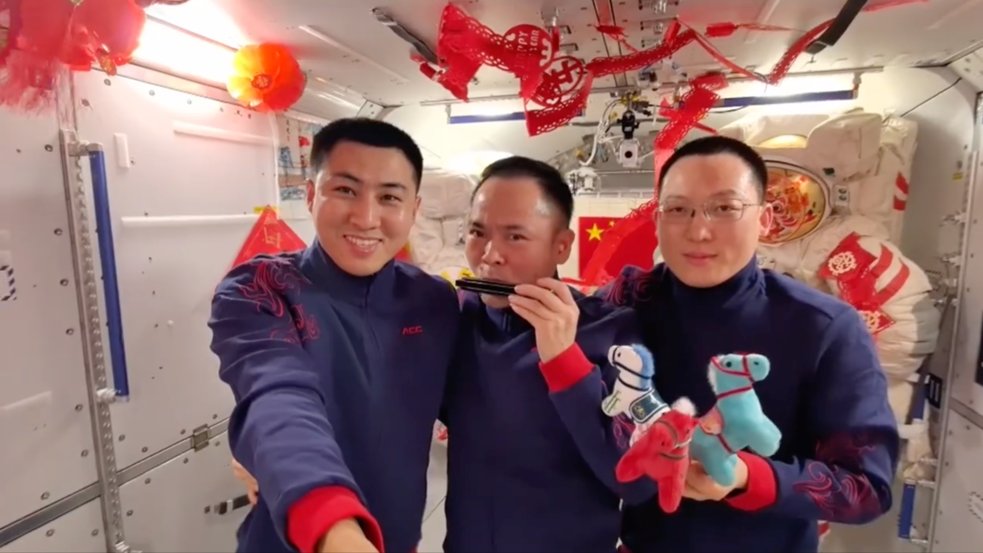 La tripulación de Shenzhou-21 celebra el Año Nuevo chino con la cosecha de tomates espaciales - CGTN en Español